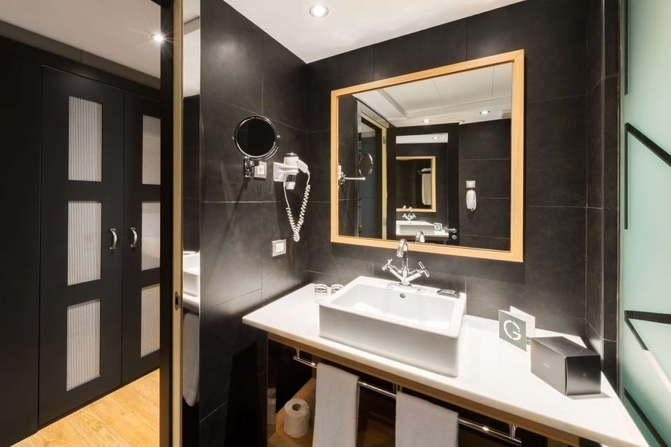 Combined shower/tub, free toiletries, hair dryer, bidet