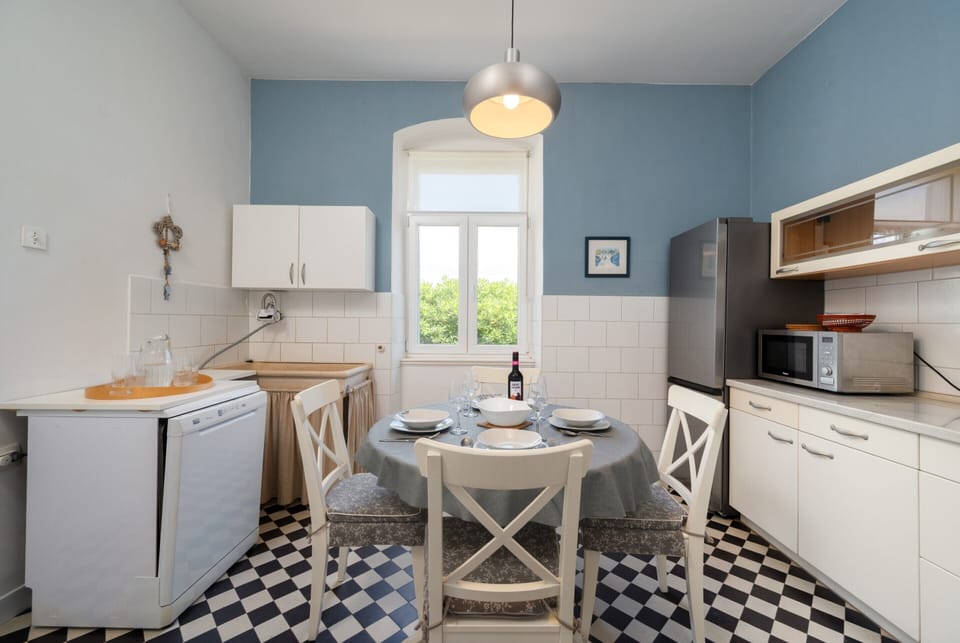 Electric kettle, toaster