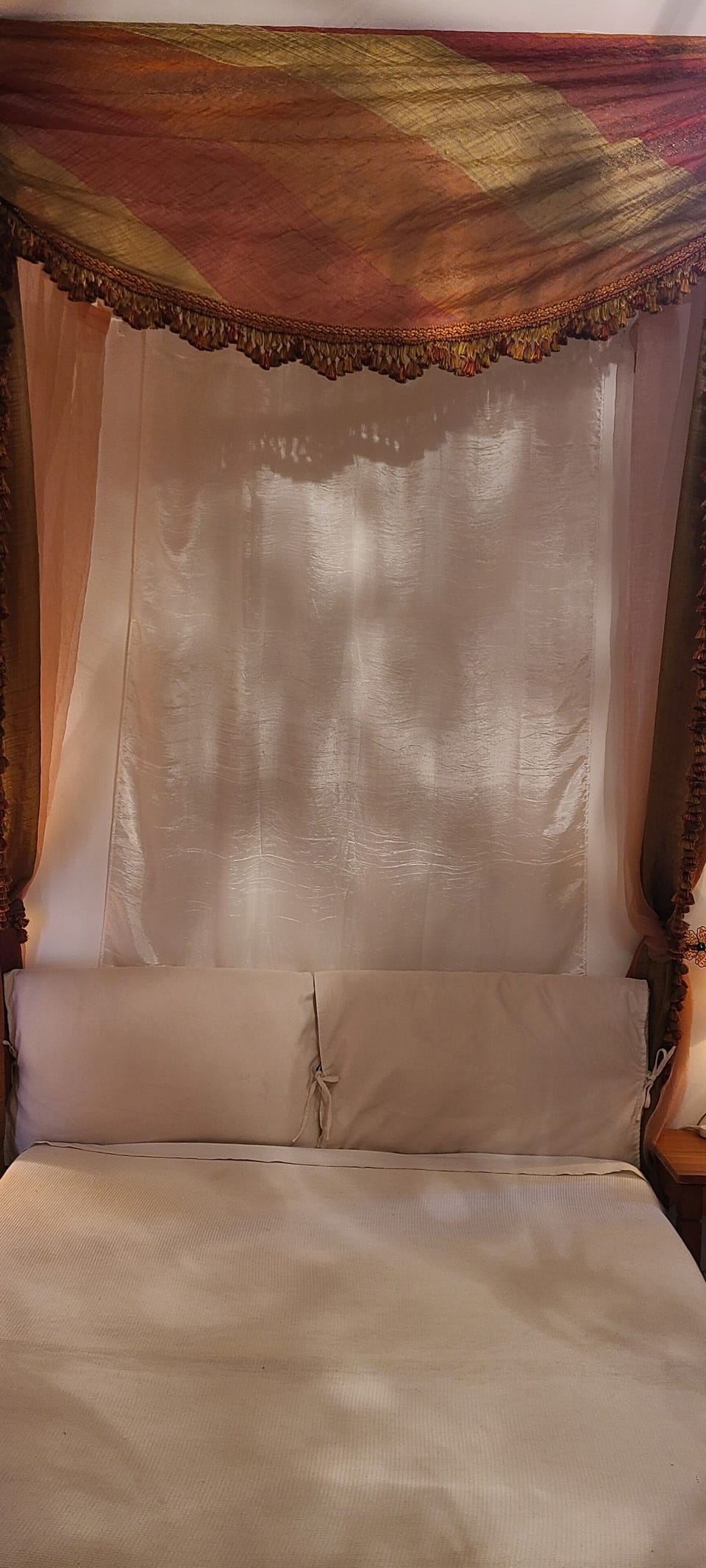 Chambre Yannick Le Grand | Frette Italian sheets, premium bedding, down comforters, minibar