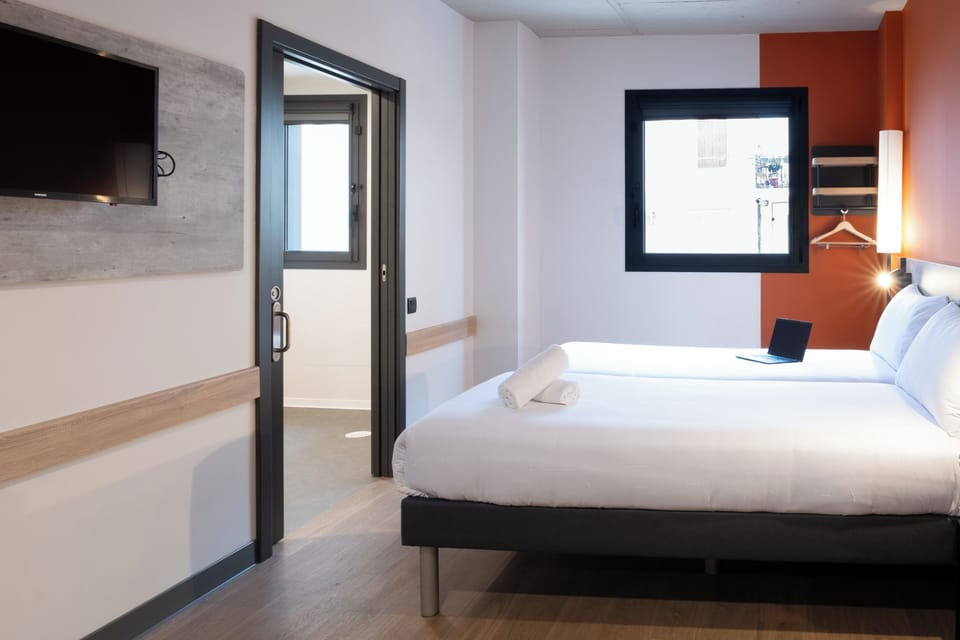 Laptop workspace, soundproofing, free WiFi, bed sheets