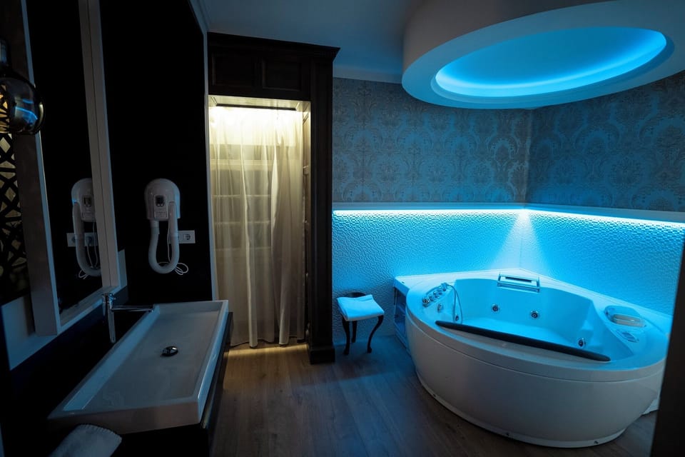 Deluxe Room, Garden View | Private spa tub