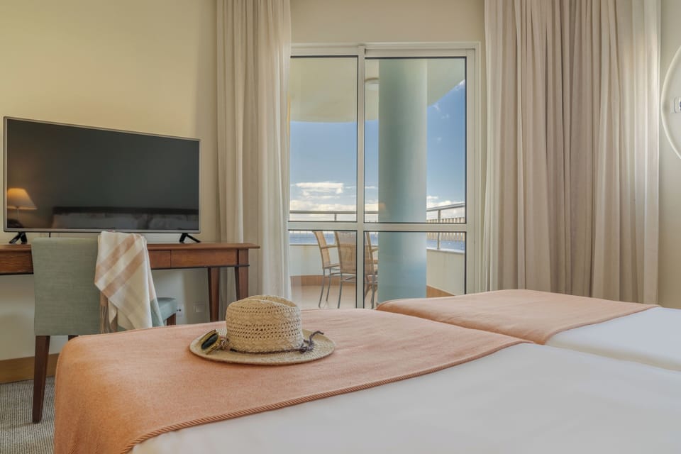 Suite, Sea View | Hypo-allergenic bedding, in-room safe, desk, blackout drapes