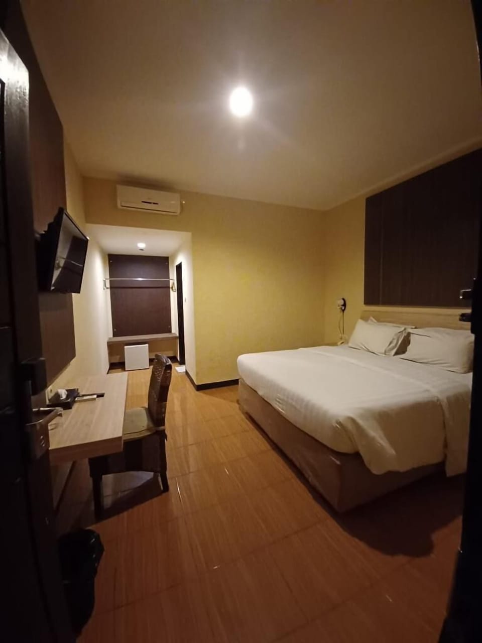Deluxe Room, 1 Double Bed, Non Smoking | Desk, soundproofing, WiFi (free), bed sheets