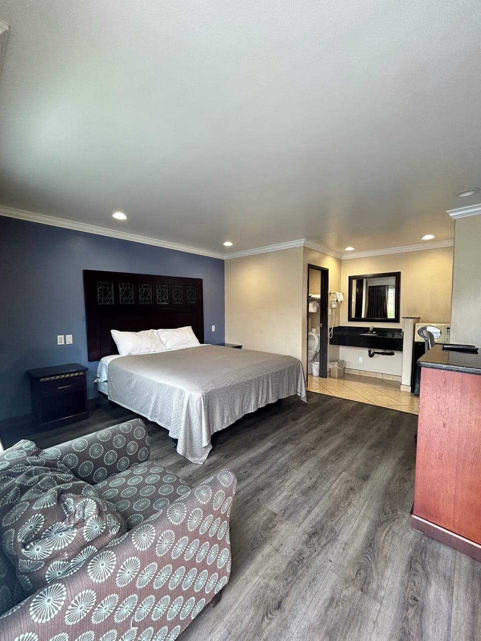 Desk, laptop workspace, free WiFi