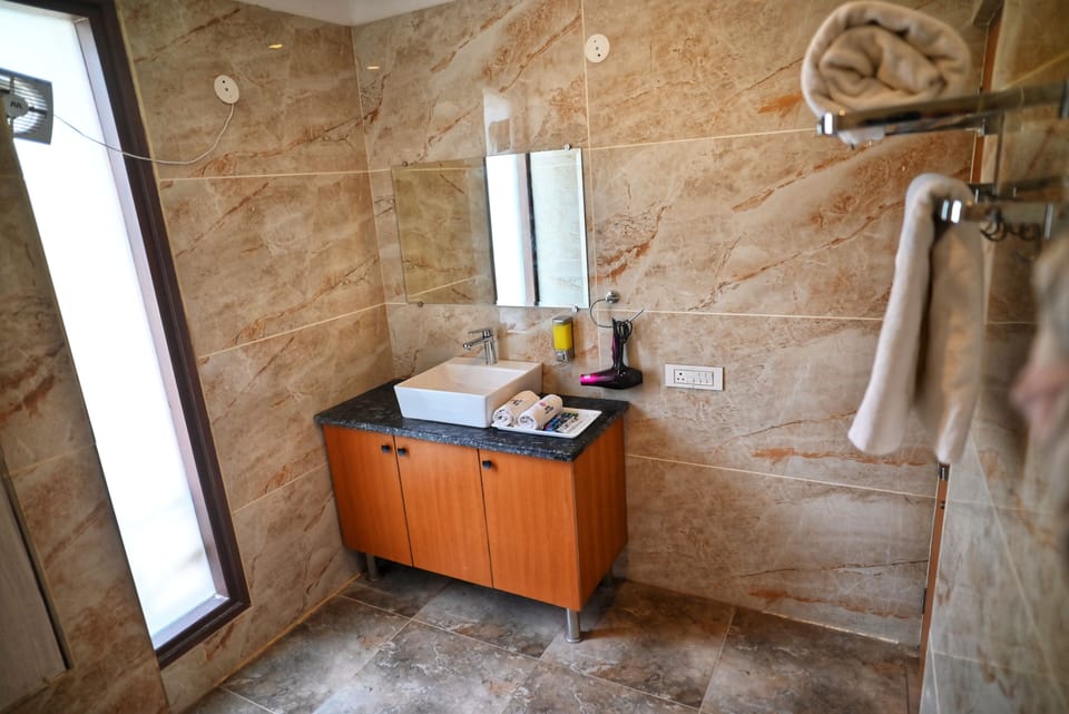 Luxury Room | Bathroom | Shower, slippers, towels
