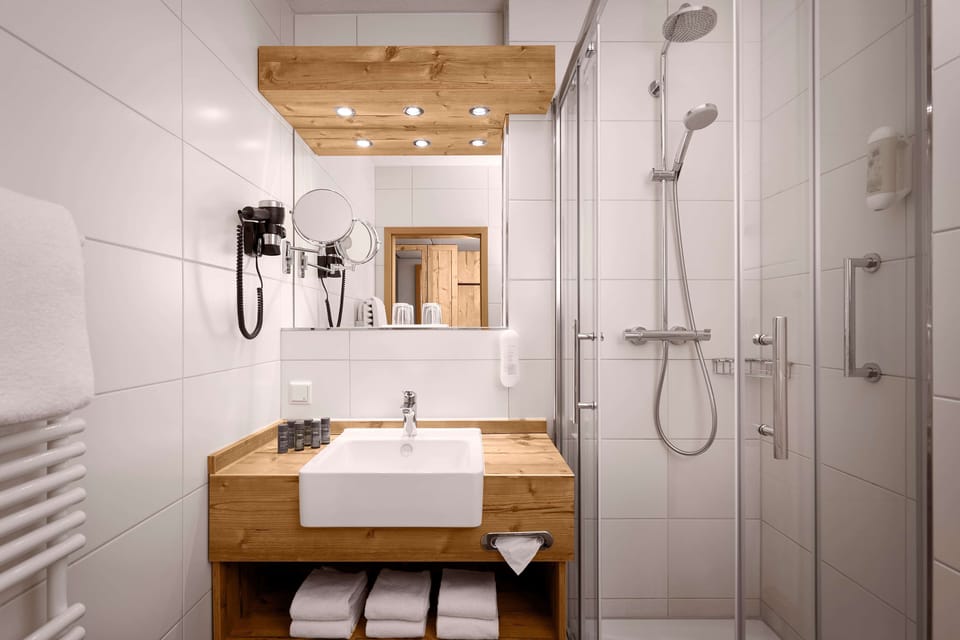 Shower, rainfall showerhead, free toiletries, hair dryer