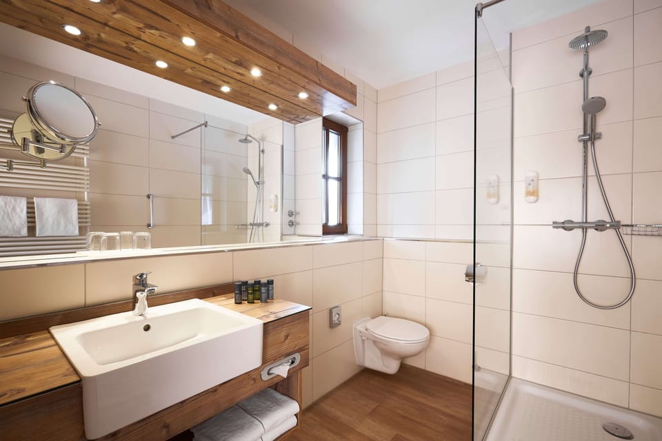 Shower, rainfall showerhead, free toiletries, hair dryer