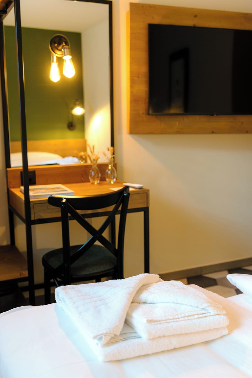 Standard Double or Twin Room | In-room safe, desk, WiFi (free), bed sheets