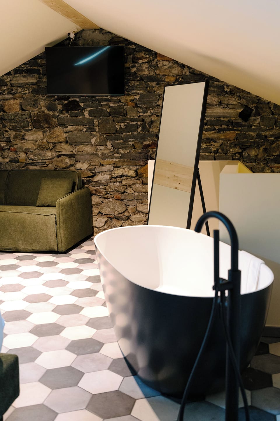 Suite | In-room safe, desk, WiFi (free), bed sheets