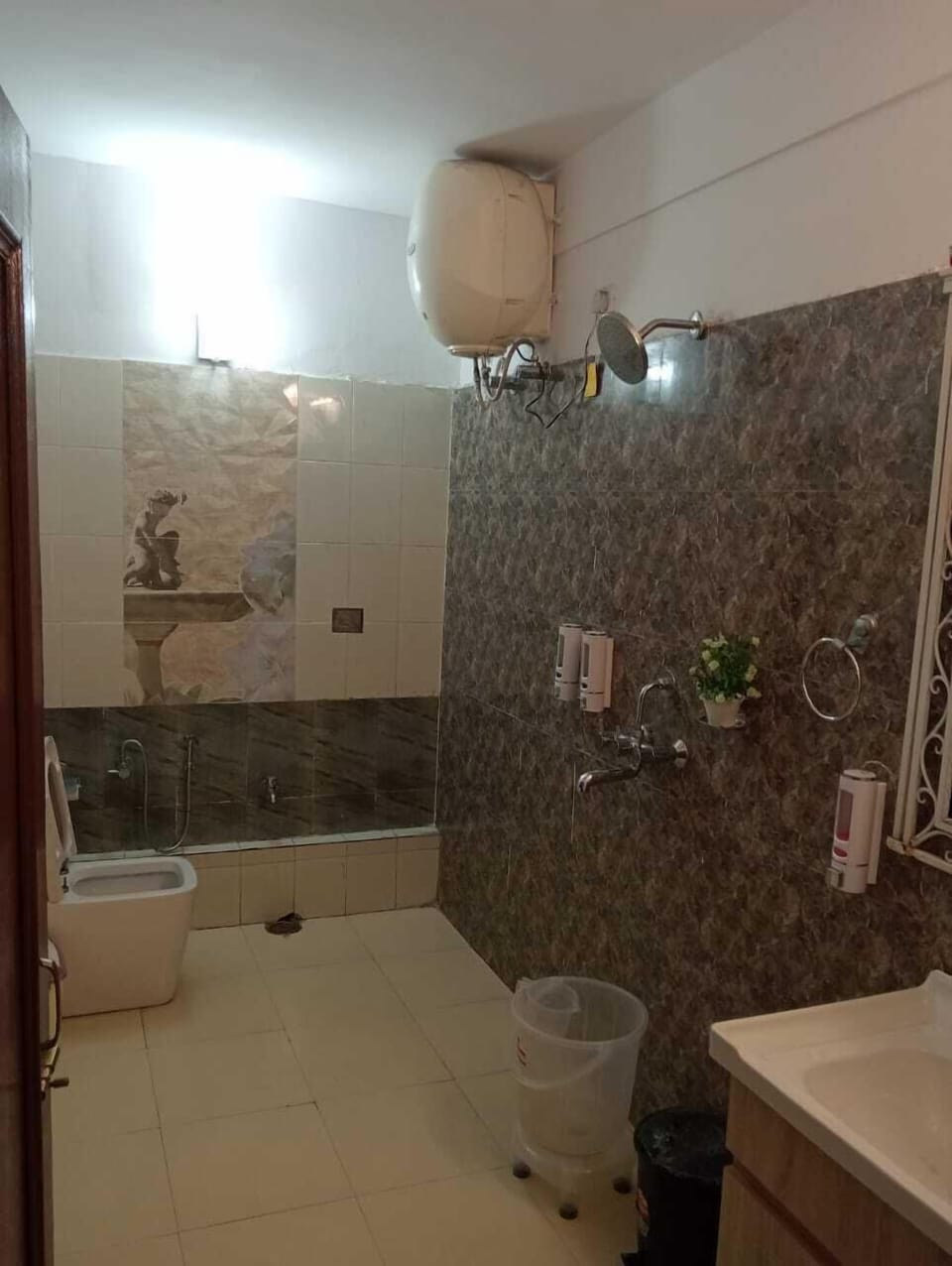 Family Double Room | Bathroom | Shower, free toiletries, slippers, towels