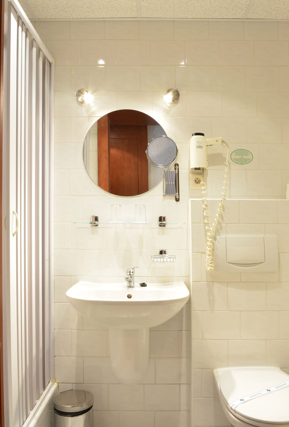 Standard Single Room | Bathroom | Free toiletries, hair dryer, towels