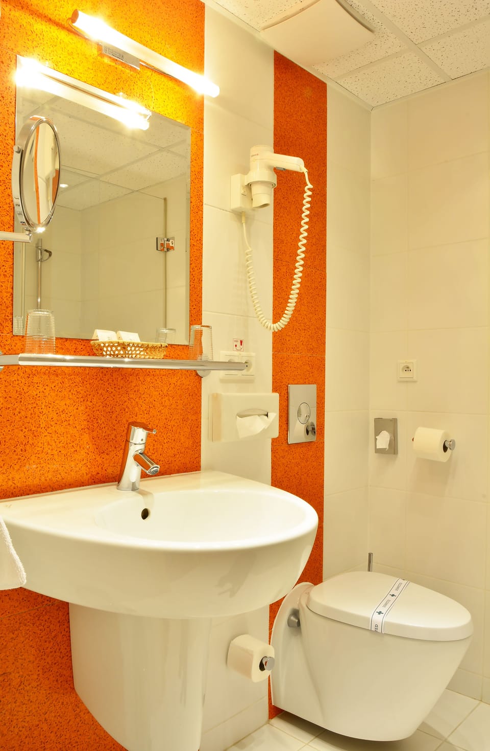 Combined shower/tub, deep soaking tub, free toiletries, hair dryer