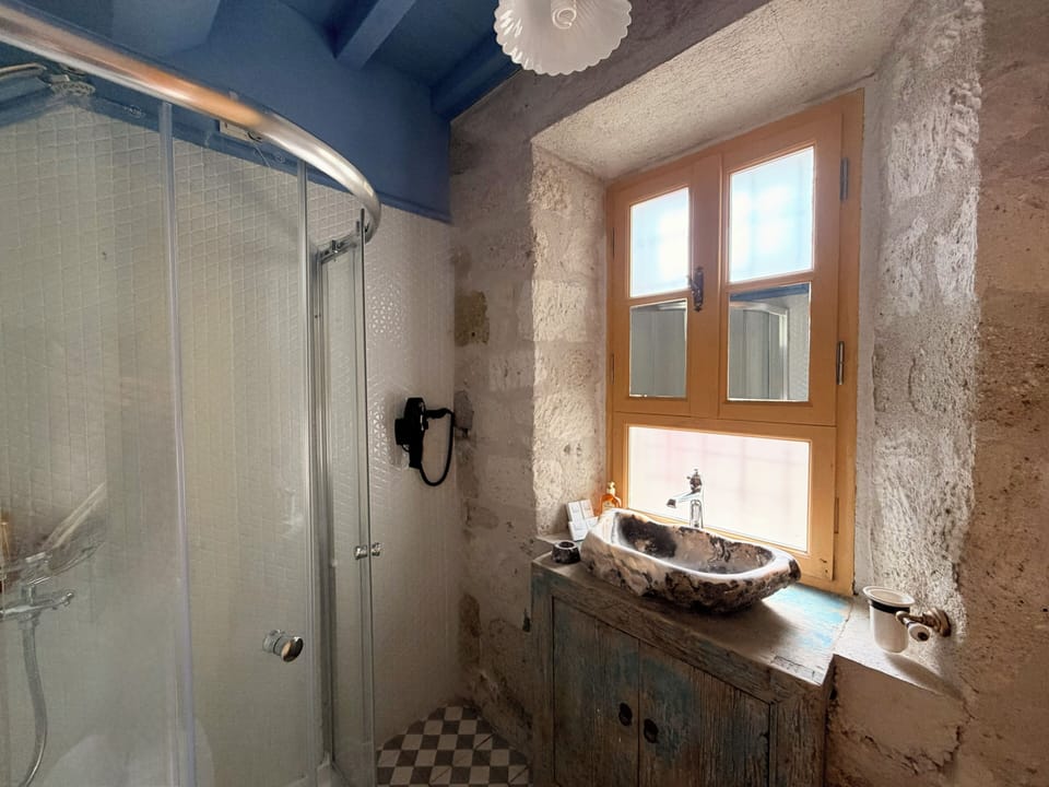 Family Duplex | Bathroom | Shower, free toiletries, hair dryer, slippers