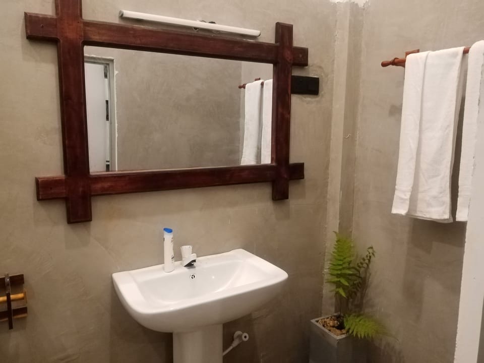 Deluxe Double Room, Mountain View | Bathroom | Shower, rainfall showerhead, free toiletries, hair dryer
