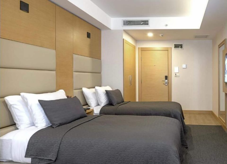 Standard Twin Room | In-room safe, desk, laptop workspace, blackout drapes