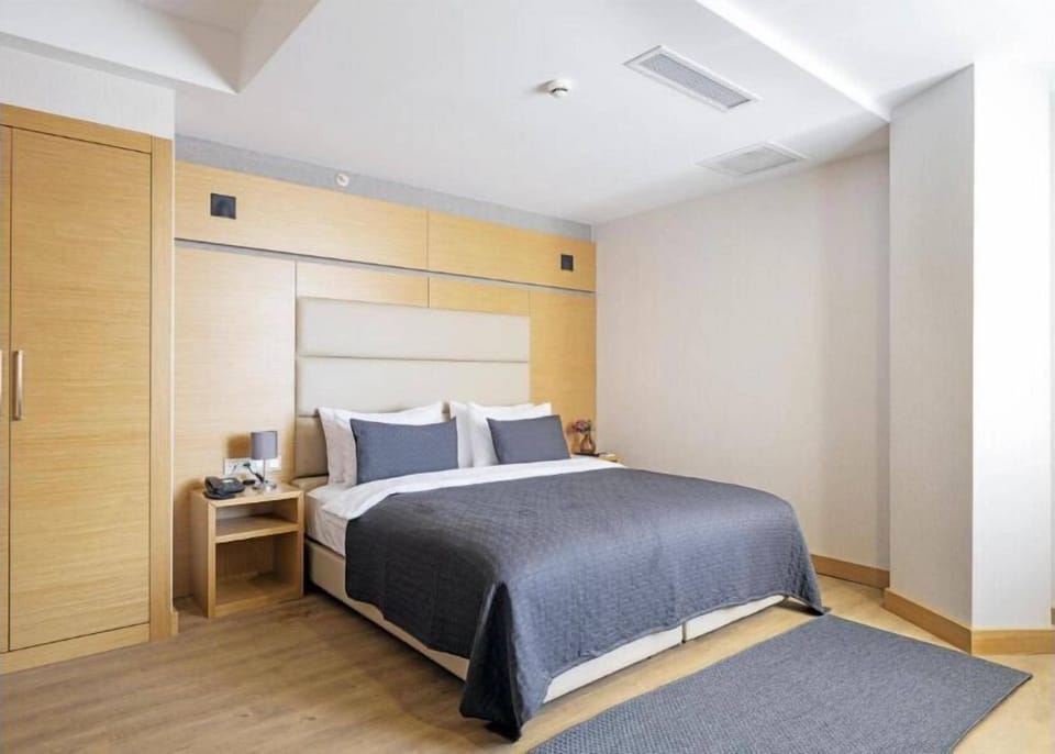 Standard Double Room | In-room safe, desk, laptop workspace, blackout drapes