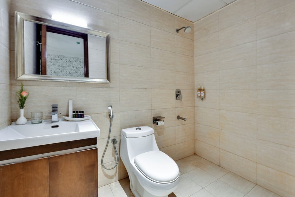 Deluxe Room | Bathroom | Shower, slippers, towels, soap
