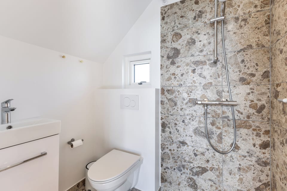 Comfort Bungalow, Lake View | Bathroom | Shower, towels, toilet paper