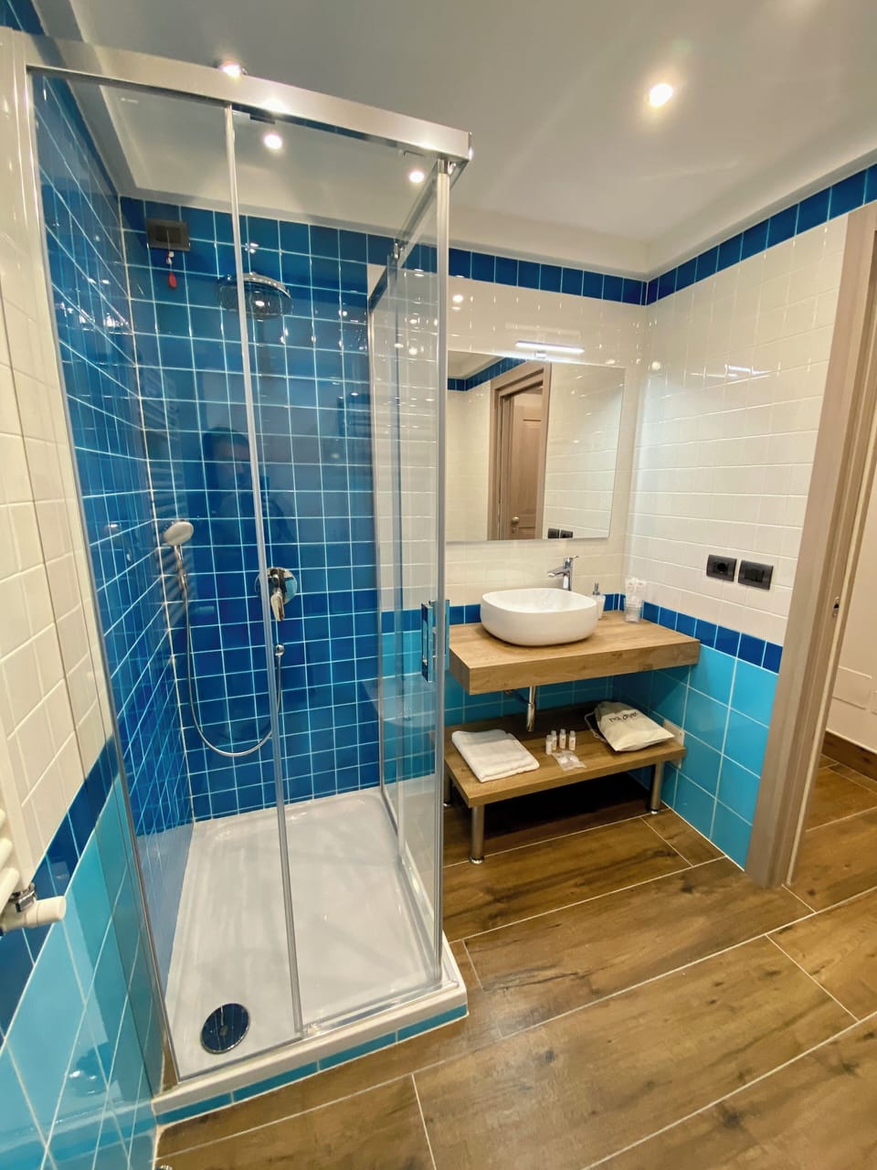Double Room TIFEO | Bathroom | Shower, rainfall showerhead, hair dryer, bidet