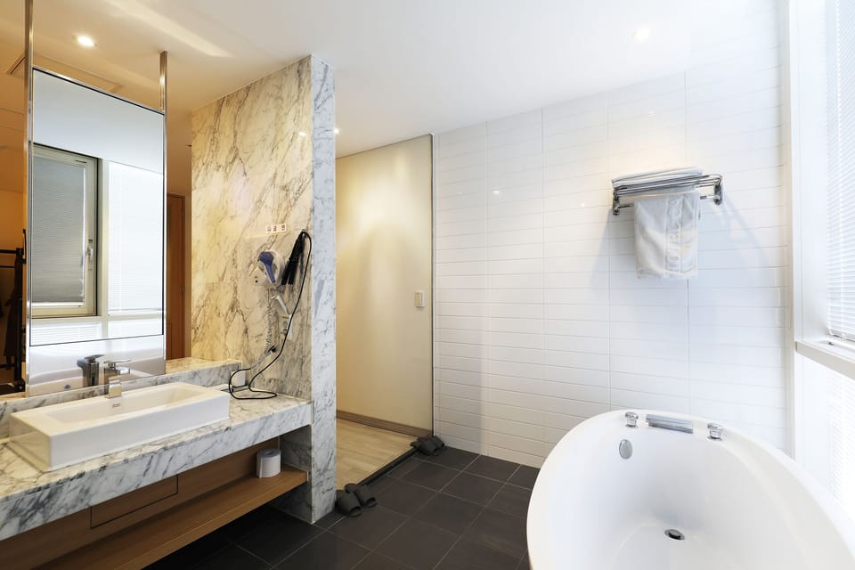 Standard (Air purifier) | Bathroom | Free toiletries, hair dryer (on request), bathrobes, slippers