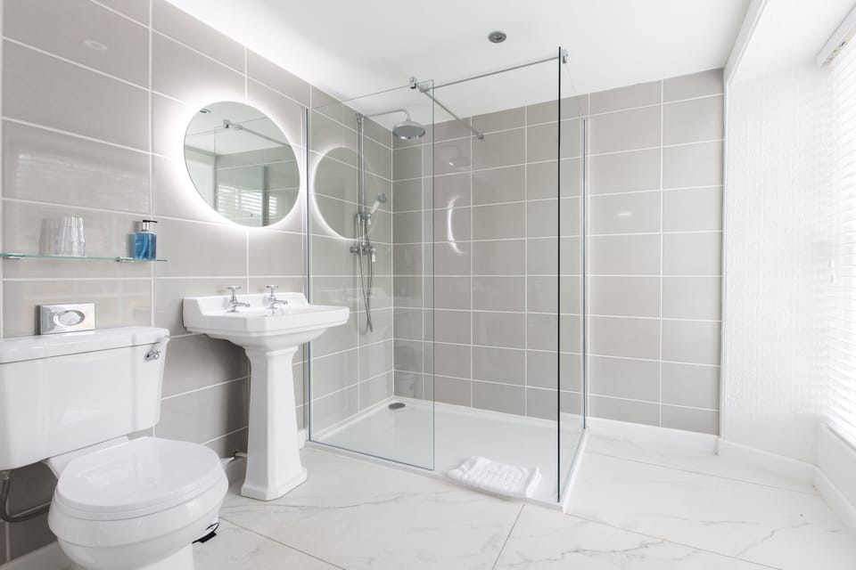 Executive Double or Twin Room (Garden Wing) | Bathroom | Hair dryer, towels