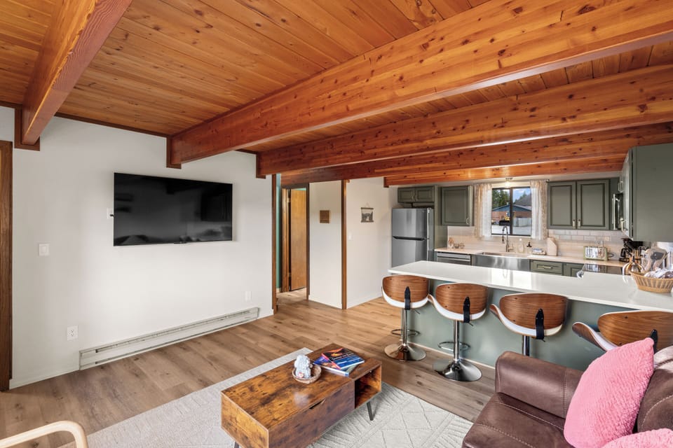 House, 2 Bedrooms, Kitchen | Living area | 52-inch Smart TV with digital channels, Netflix, Hulu