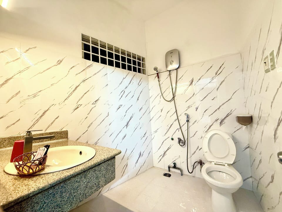 Deluxe Double Room, City View | Bathroom | Hair dryer, slippers, bidet