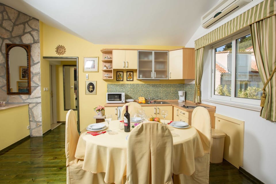 House (Five Bedroom Holiday Home with Balcon) | Dining room