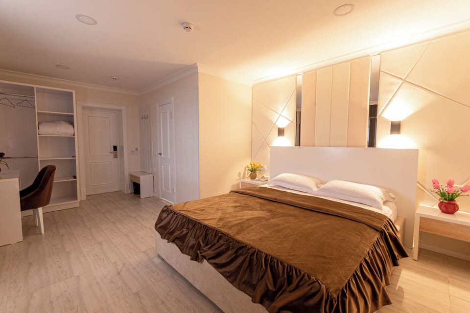 Standard Room, 1 Queen Bed | Laptop workspace, WiFi (free)