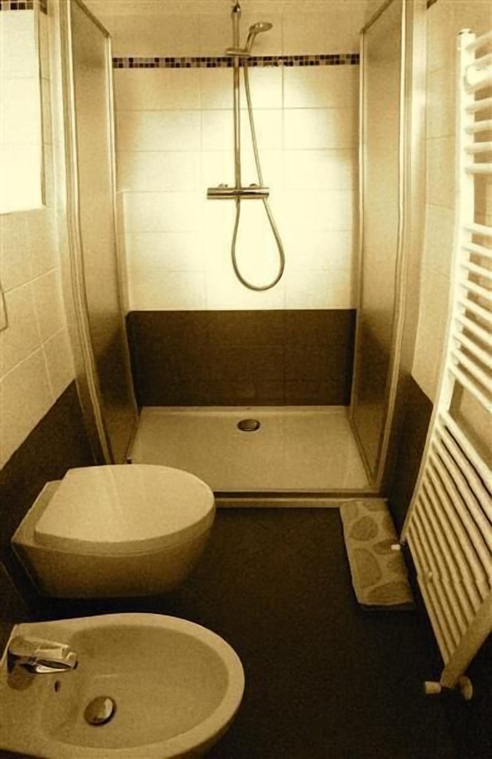 Superior Double Room | Bathroom | Shower, hair dryer, towels