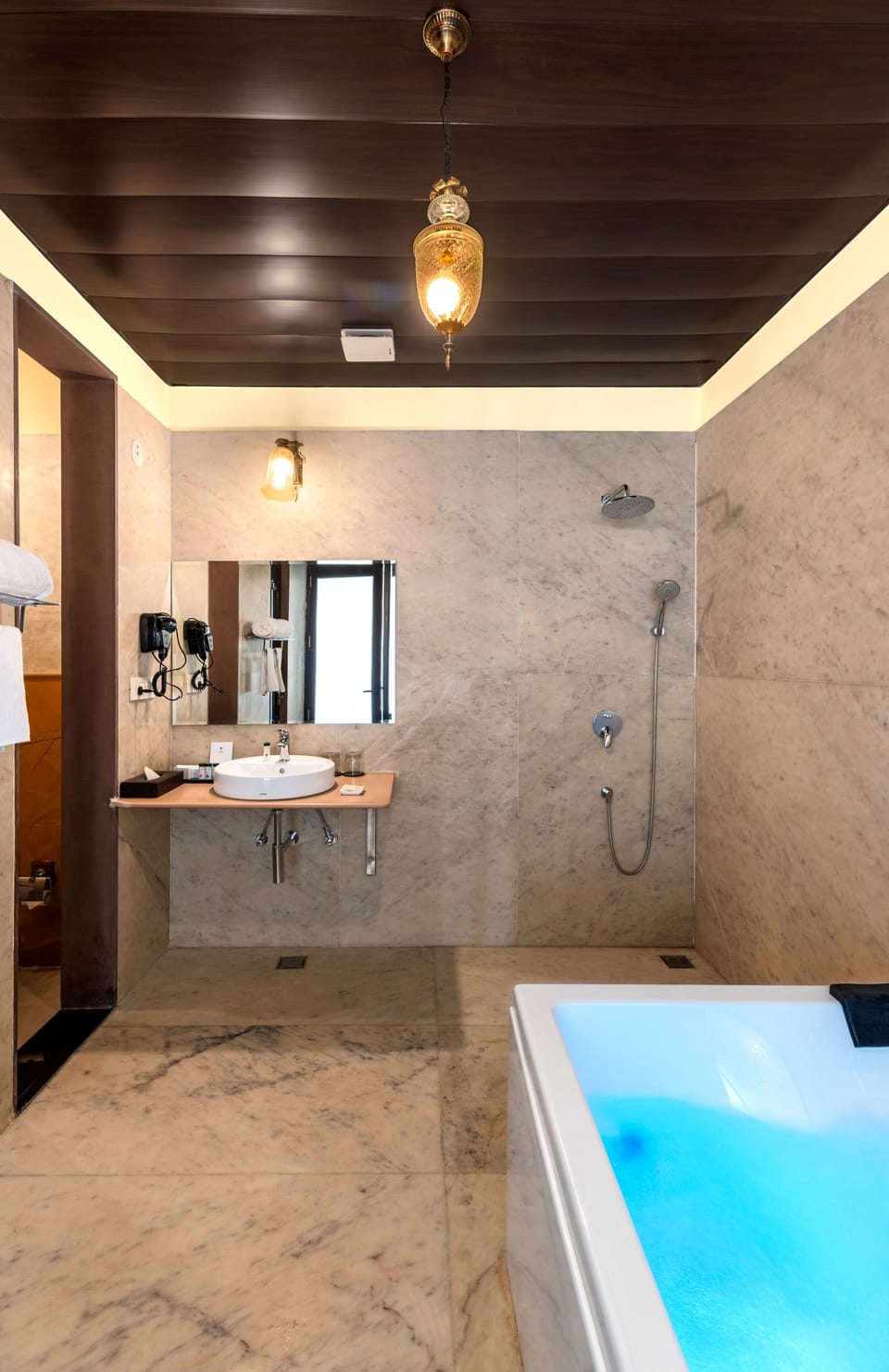 Premiere Room with Jacuzzi | Bathroom | Slippers
