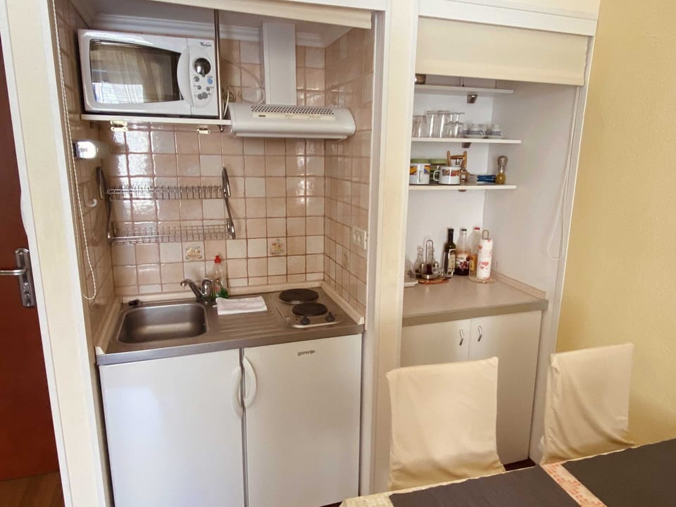 Apartment (Apartment Tomasović Old Town - One-B) | Private kitchen | Fridge