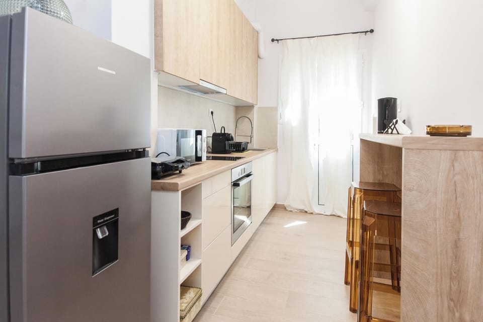 Apartment | Private kitchen | Full-size fridge, microwave, oven, electric kettle