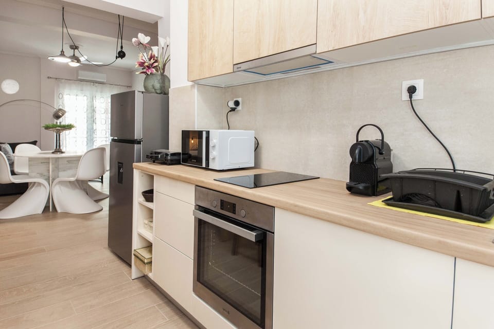 Apartment | Private kitchen | Full-size fridge, microwave, oven, electric kettle