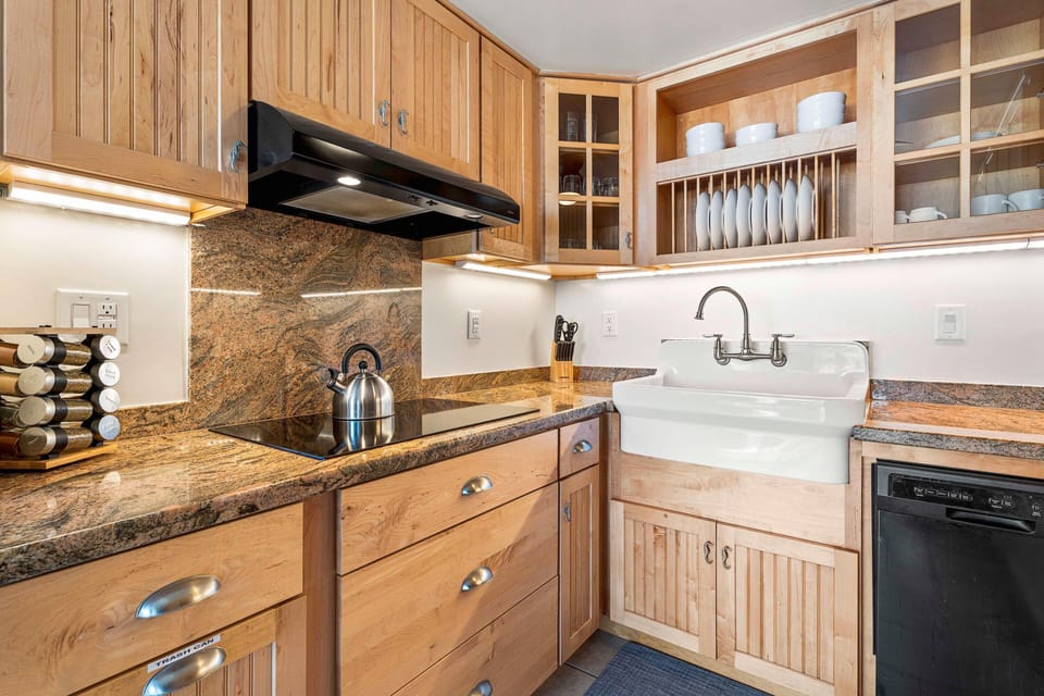 Condo, 1 King Bed with Sofa bed (Kona Plaza#203) | Private kitchen | Paper towels