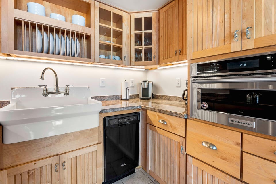 Condo, 1 King Bed with Sofa bed (Kona Plaza#203) | Private kitchen | Paper towels