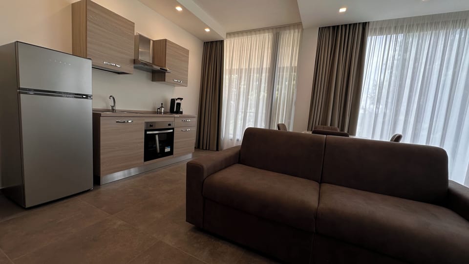 Deluxe Apartment, Garden View | Private kitchen | Dining tables