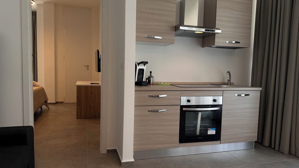 Full-size fridge, microwave, oven, stovetop