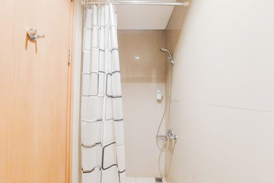 Studio | Bathroom | Shower, bidet, towels, toilet paper