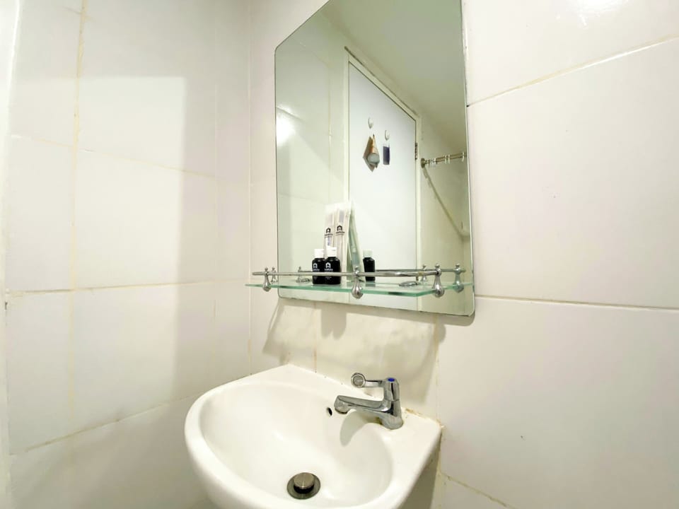 Studio | Bathroom | Shower, towels