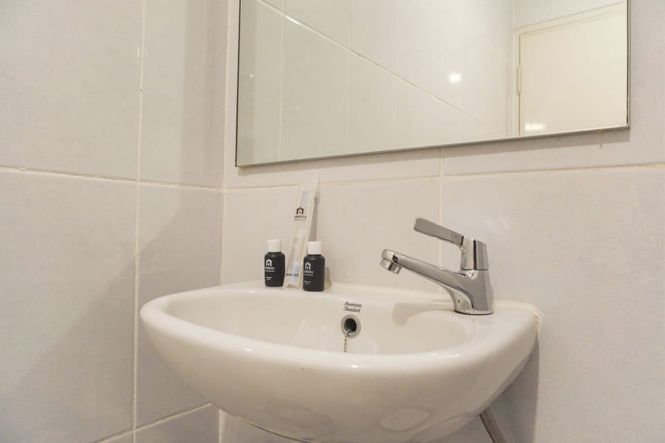 Studio | Bathroom | Shower, towels