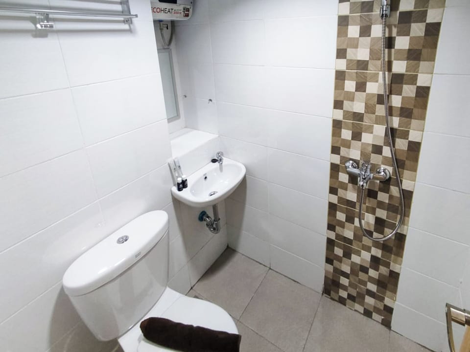 Studio | Bathroom | Shower, towels
