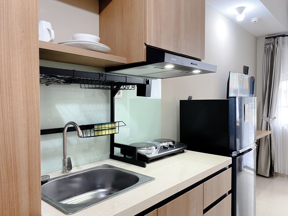 Studio | Private kitchen | Full-size fridge, stovetop, electric kettle