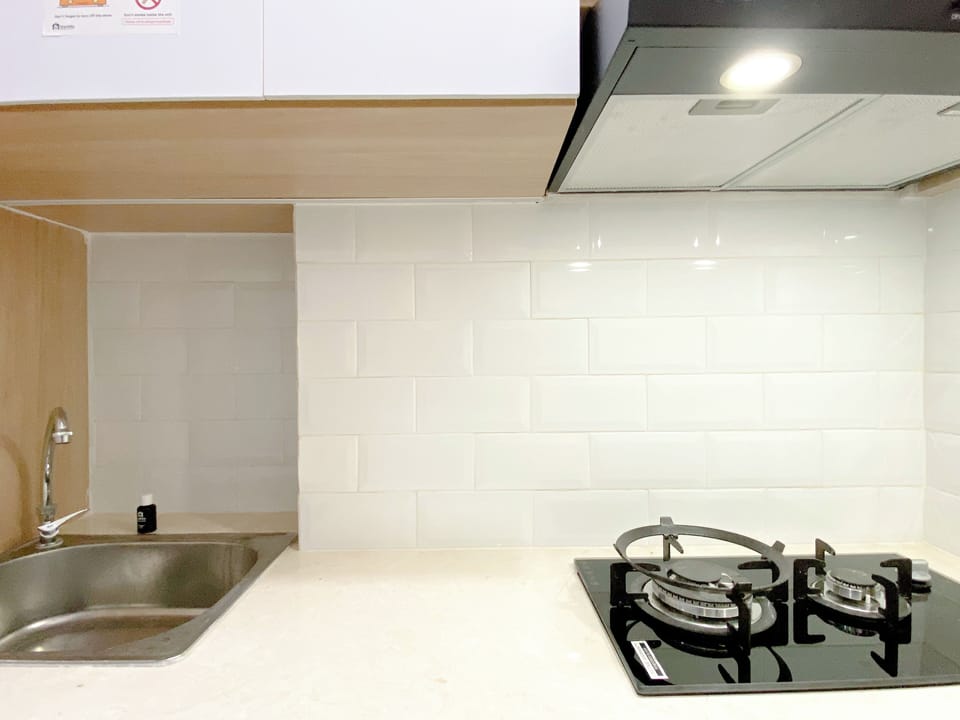 Full-size fridge, stovetop, electric kettle