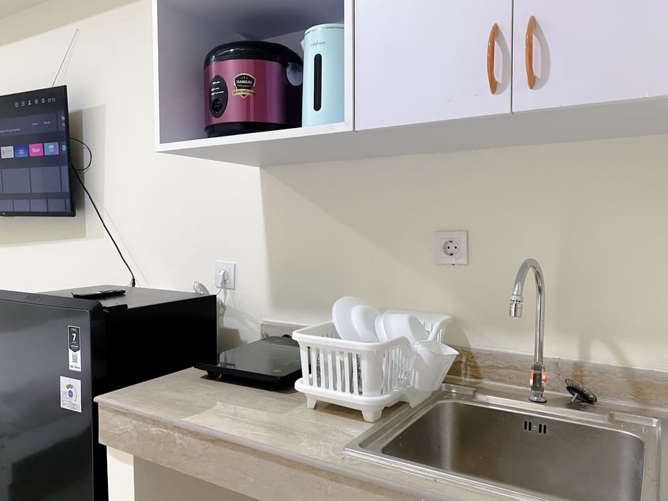 Studio | Private kitchen | Full-size fridge, stovetop, electric kettle