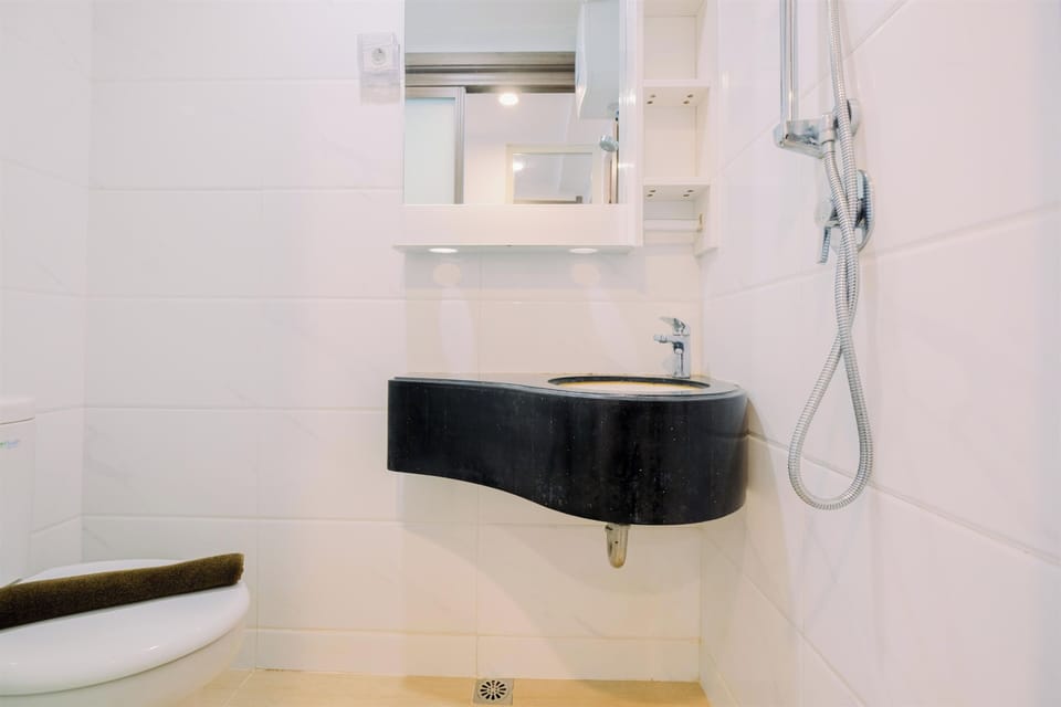 Studio | Bathroom | Shower, bidet, towels, toilet paper