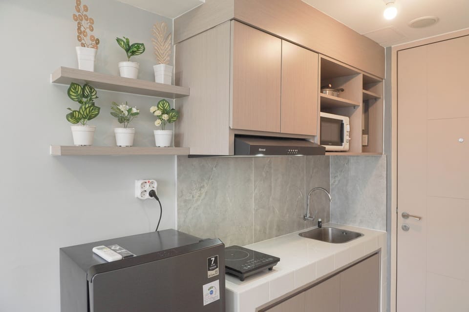 Studio | Private kitchen | Full-size fridge, microwave, stovetop, electric kettle