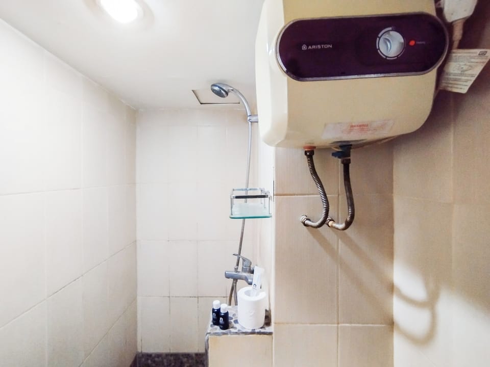 Studio | Bathroom | Shower, towels, soap, shampoo