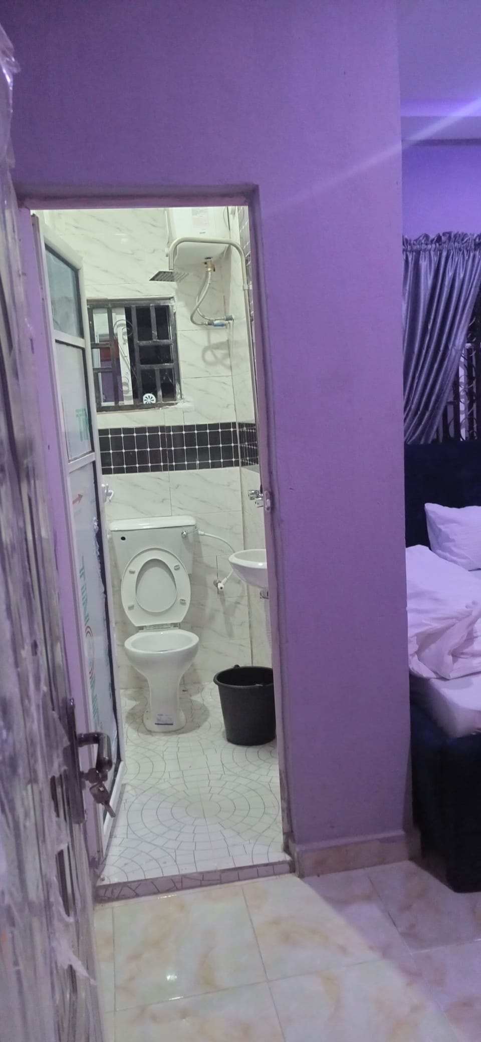 Standard Single Room | Bathroom | Shower, rainfall showerhead, towels