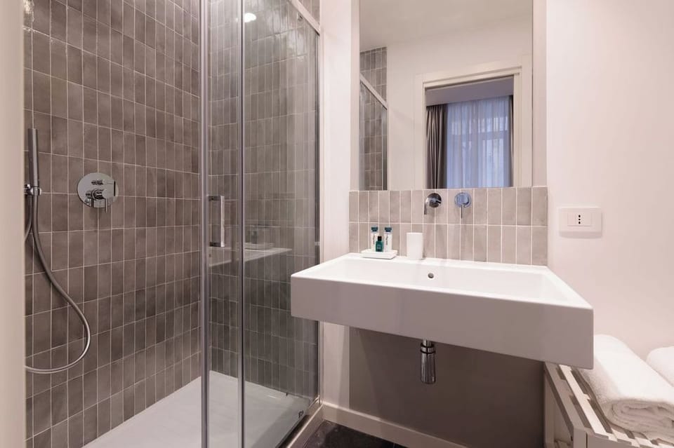 Standard Double Room Single Use, Courtyard View | Bathroom | Shower, rainfall showerhead, free toiletries, hair dryer